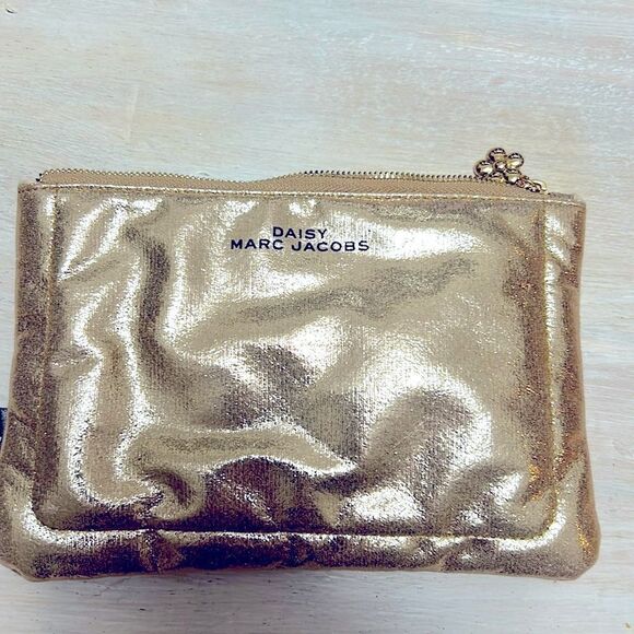 Marc Jacobs Daisy gold quilted cosmetic - Picture 1 of 4